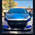 Barre lumineuse néon LED COB étanche pour voiture Barre lumineuse Néon LED COB pour voiture – une bande élégante de 17 cm avec une lumière bleue ultra-lumineuse installée sur le pare-chocs avant d'une voiture de sport blanche, mettant en valeur le look personnalisé unique du véhicule.