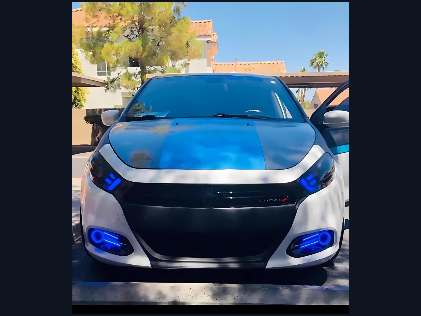 Barre lumineuse néon LED COB étanche pour voiture Barre lumineuse Néon LED COB pour voiture – une bande élégante de 17 cm avec une lumière bleue ultra-lumineuse installée sur le pare-chocs avant d'une voiture de sport blanche, mettant en valeur le look personnalisé unique du véhicule.