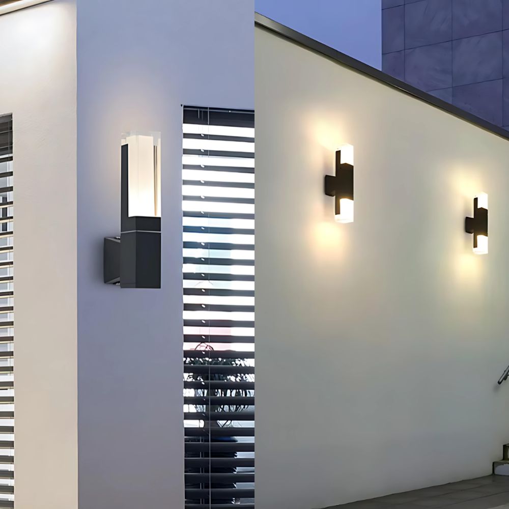 Double photo pour présenter une applique murale extérieure LED à tête simple ou à tête double. La première photo montre une applique simple sur une façade, et l'autre photo montre deux appliques double, éclairant en bas et en haut accrochées sur un mur de façade.