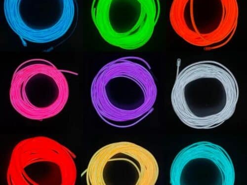9 bobines de câbles lampes LED de différentes couleurs qui illuminent un fond noir