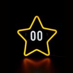 Enseigne étoile néon LED et silicone à accrocher Enseigne Néon LED Étoile - Une étoile jaune lumineuse avec un contour en LED et un intérieur blanc, suspendue contre un mur, émettant une douce lueur pour créer une atmosphère chaleureuse.