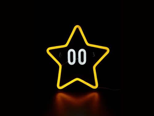Enseigne Néon LED Étoile - Une étoile jaune lumineuse avec un contour en LED et un intérieur blanc, suspendue contre un mur, émettant une douce lueur pour créer une atmosphère chaleureuse.