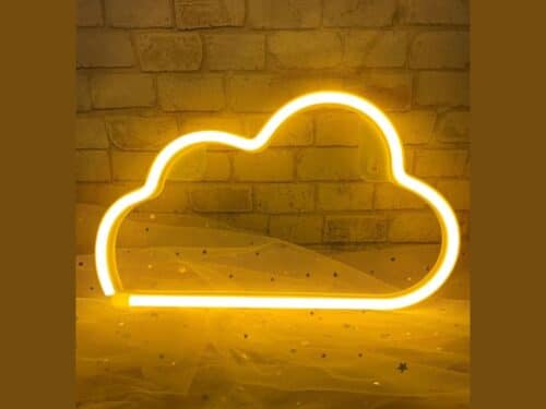 Enseigne nuage néon LED en silicone de couleur jaune, accrochée sur un mur texturé, illuminant la pièce d’une lumière douce et chaleureuse, câblage USB visible.