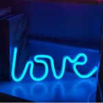 Enseigne lumineuse de couleur bleue qui éclaire une étagère en formant un halo de lumière bleue assez conséquent.