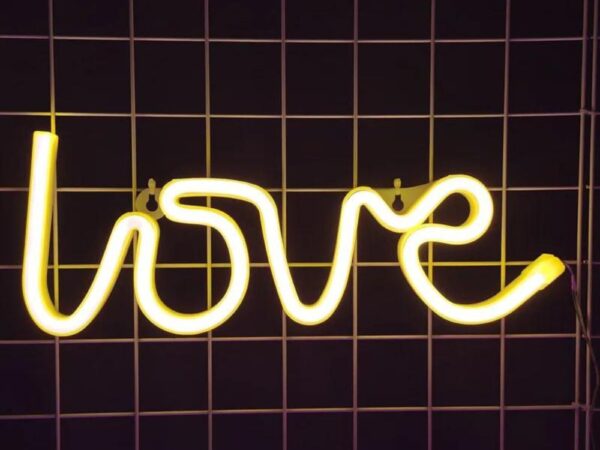 Enseigne love néon LED et silicone à accrocher