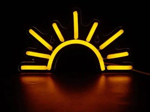 Enseigne soleil LED – image d’une enseigne néon en forme de soleil avec une lumière jaune chaleureuse, accrochée au mur et alimentée par USB.