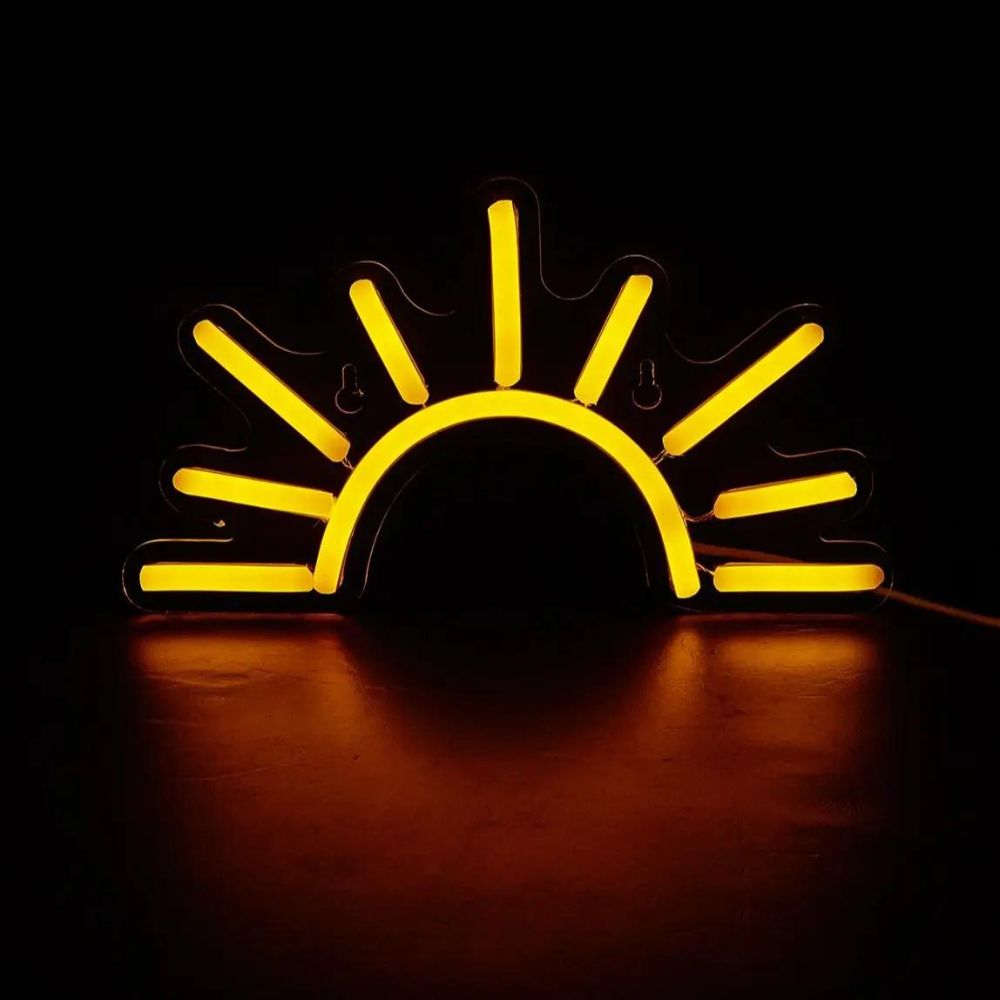 Enseigne soleil LED – image d’une enseigne néon en forme de soleil avec une lumière jaune chaleureuse, accrochée au mur et alimentée par USB.