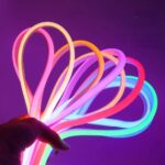 Rouleaux de bandeaux lumineux LED COB étanche à découper Bouquet de bandeaux LED COB étanche flexible, offrant un éclairage uniforme et puissant. Parfait pour personnaliser tout espace avec un style moderne et coloré.