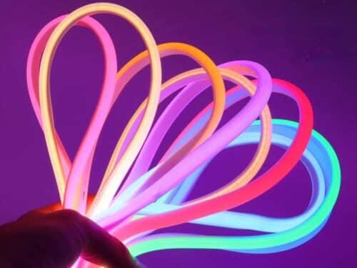 Bouquet de bandeaux LED COB étanche flexible, offrant un éclairage uniforme et puissant. Parfait pour personnaliser tout espace avec un style moderne et coloré.