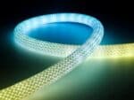 Ruban néon LED en silicone flexible, enroulé et illuminé avec des couleurs RVB vibrantes, idéal pour la décoration personnalisée intérieure et extérieure