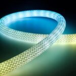 Ruban néon LED en silicone flexible, enroulé et illuminé avec des couleurs RVB vibrantes, idéal pour la décoration personnalisée intérieure et extérieure