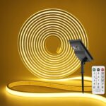Ruban solaire néon LED COB RGB Ruban solaire néon LED COB RGB de 3 mètres, enroulé et éclairé en lumière jaune chaude, avec un panneau solaire et une télécommande visible en premier plan. Idéal pour l'éclairage extérieur, ce ruban est flexible et étanche, contrôlable à distance.