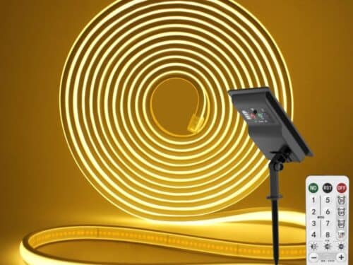 Ruban solaire néon LED COB RGB de 3 mètres, enroulé et éclairé en lumière jaune chaude, avec un panneau solaire et une télécommande visible en premier plan. Idéal pour l'éclairage extérieur, ce ruban est flexible et étanche, contrôlable à distance.