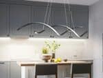 Le lustre LED contemporain aux lignes ondulées dans une cuisine;