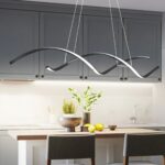Lustre LED contemporain aux lignes ondulées Le lustre LED contemporain aux lignes ondulées dans une cuisine;