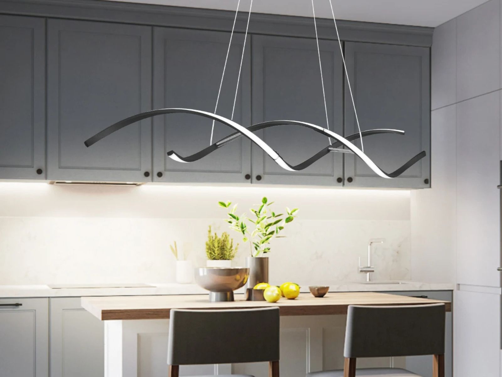 Le lustre LED contemporain aux lignes ondulées dans une cuisine;