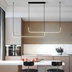 Le lustre minimaliste LED dans une cuisine eu dessus d'une table bar avec deux chaises noises noires