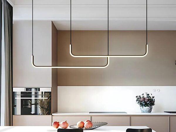 Le lustre minimaliste LED dans une cuisine eu dessus d'une table bar avec deux chaises noises noires
