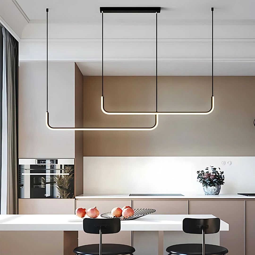 Le lustre minimaliste LED dans une cuisine eu dessus d'une table bar avec deux chaises noises noires