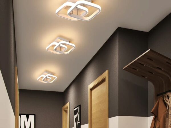 3 plafonniers LED double carré dans un couloir avec deux portes en bois clair.
