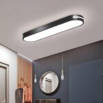 Plafonnier LED ultra-mince Le plafonnier LES ultra-mince sur un plafond gris au-dessus d'un miroir rond