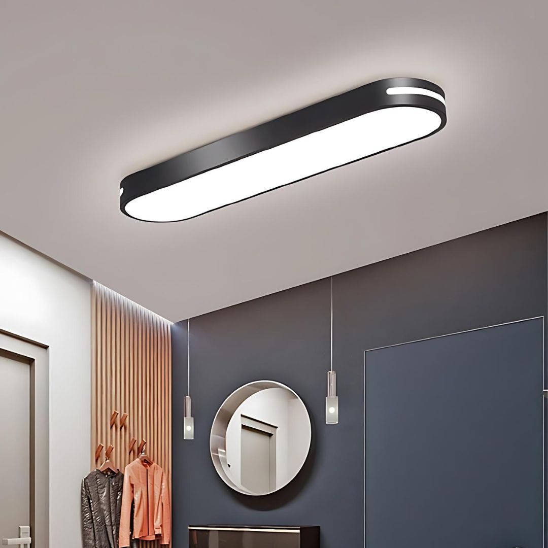 Plafonnier LED ultra-mince Le plafonnier LES ultra-mince sur un plafond gris au-dessus d'un miroir rond