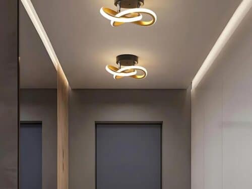 Le plafonnier à bande à LED entrelacées dans un couloir peint en taupe avec une porte noire.