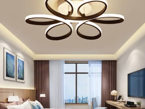 Le plafonnier à fleur LED moderne dans une chambre sur le plafond au-dessus du lit