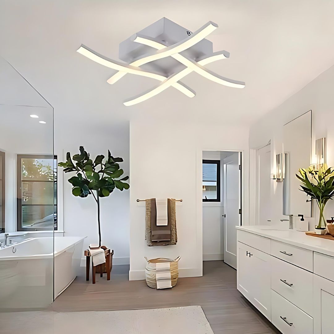 Plafonnier LED à 3 couleurs variables Le plafonnier à LED à trois couleurs variables dans une salle de bain blanche