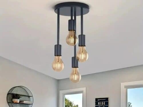 Le plafonnier LED métal noir sur un plafond taupe. On peut apercevoir sur les murs un miroir rond, deux fenêtres et un cadre entre les deux.