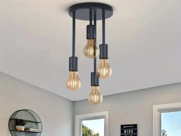 Le plafonnier LED métal noir sur un plafond taupe. On peut apercevoir sur les murs un miroir rond, deux fenêtres et un cadre entre les deux.