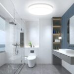 Le plafonnier LED rond ultra-mince et blanc sur le plafond d'une salle de bain.