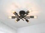 Le plafonnier noir au style moderne accroché au plafond blanc
