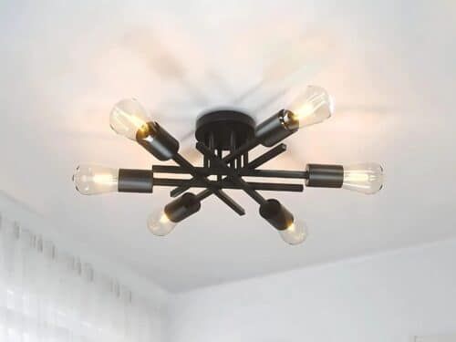 Le plafonnier noir au style moderne accroché au plafond blanc
