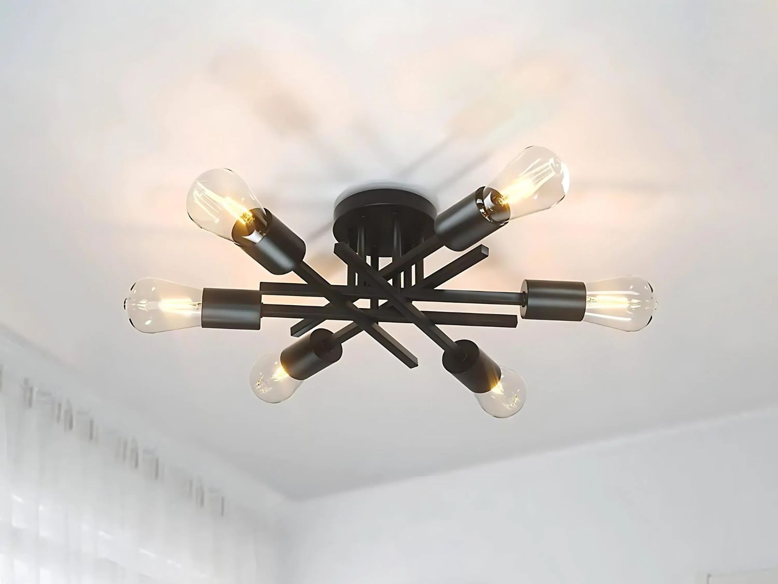 Le plafonnier noir au style moderne accroché au plafond blanc