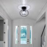 Plafonnier décoratif en verre et métal Le plafonnier noir dans un couloir d'entrée blanc.