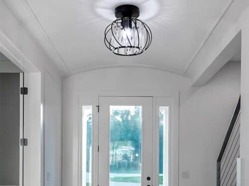 Le plafonnier noir dans un couloir d'entrée blanc.