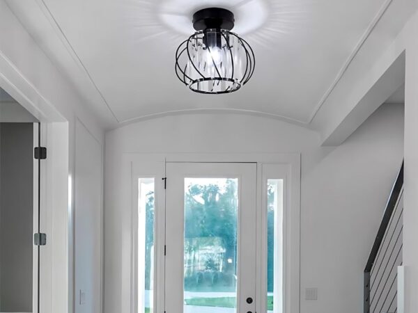 Le plafonnier noir dans un couloir d'entrée blanc.