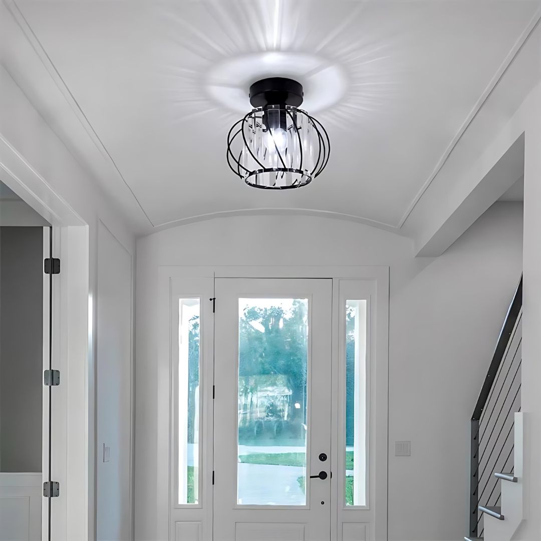 Le plafonnier noir dans un couloir d'entrée blanc.