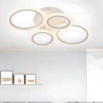 Le plafonnier LED avec 4 anneaux suspendus sur un plafond blanc.