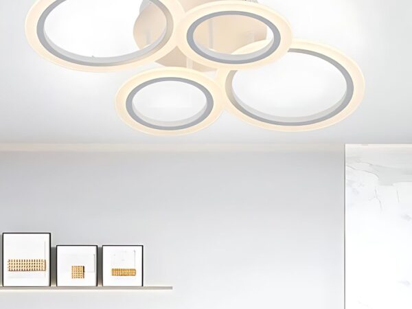 Le plafonnier LED avec 4 anneaux suspendus sur un plafond blanc.