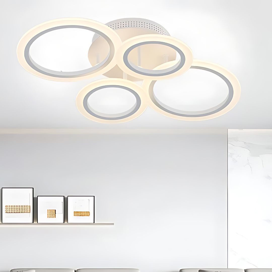 Le plafonnier LED avec 4 anneaux suspendus sur un plafond blanc.