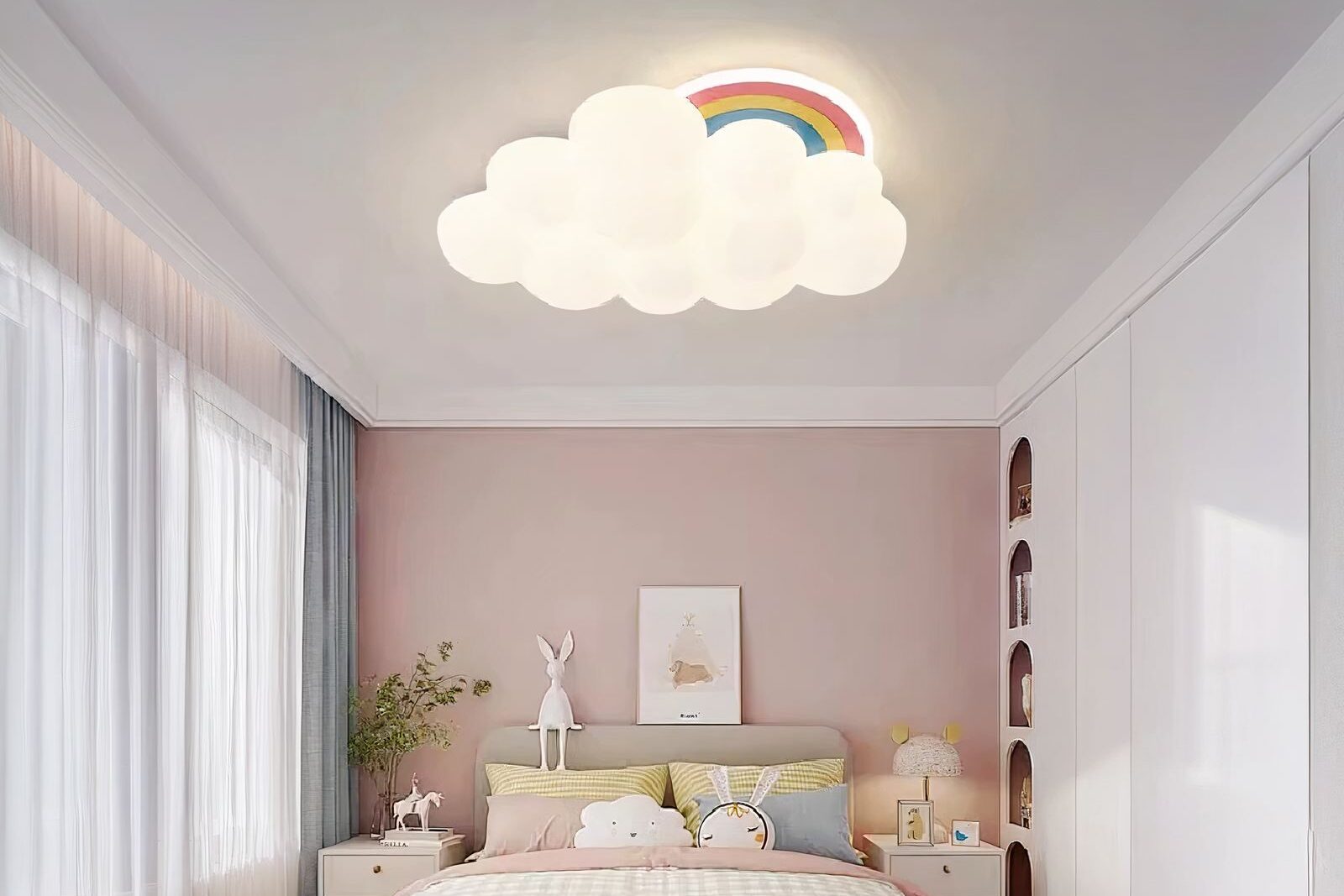 Plafond nuage LED : conseils et installation ! Plafond nuage LED élégant avec arc-en-ciel allumé dans une chambre à coucher