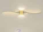 Applique murale LED au design minimaliste et moderne, composée de lignes ondulées et élégantes, diffusant une lumière douce et chaleureuse.