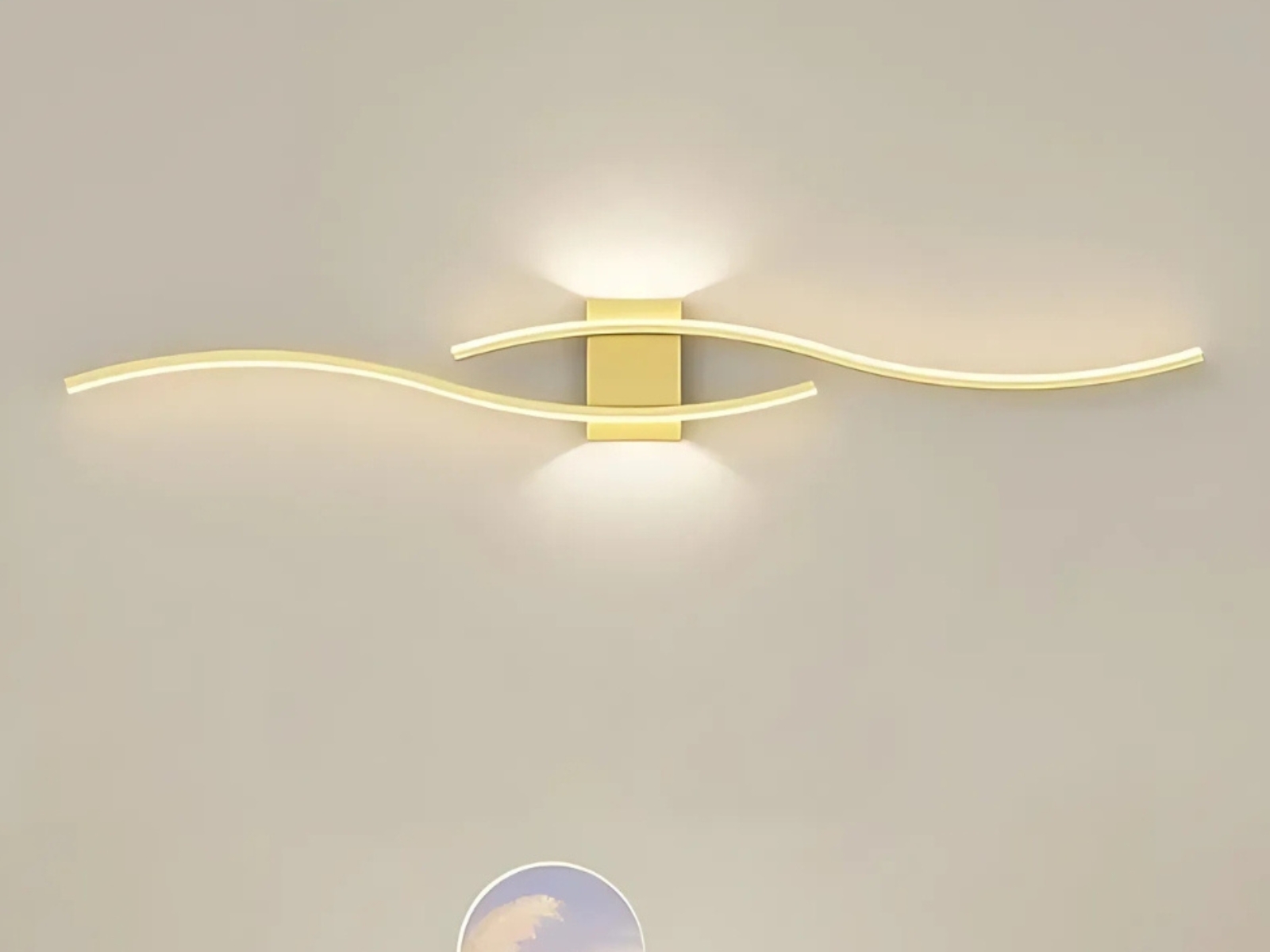 Applique murale LED minimaliste et moderne Applique murale LED au design minimaliste et moderne, composée de lignes ondulées et élégantes, diffusant une lumière douce et chaleureuse.