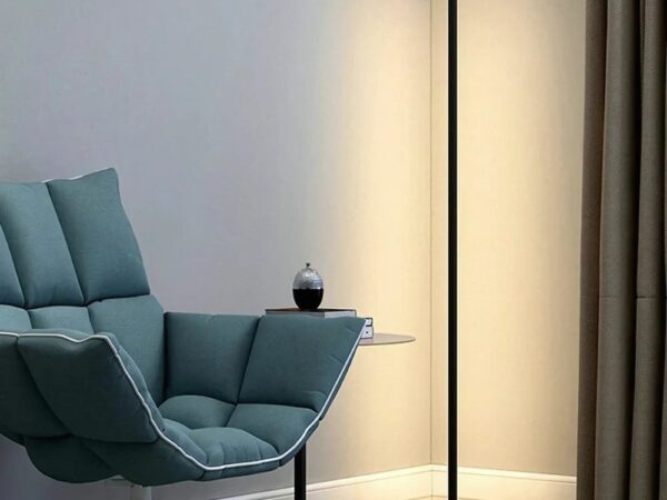 Luminaire minimaliste LED de style lampadaire, avec une structure fine et élégante, parfait pour un éclairage d'ambiance moderne dans un coin de pièce.
