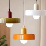 Lustre LED vintage en verre coloré Lustre LED au style vintage, fabriqué en verre coloré, disponible en plusieurs teintes vives, parfait pour ajouter une touche rétro et élégante à votre intérieur.