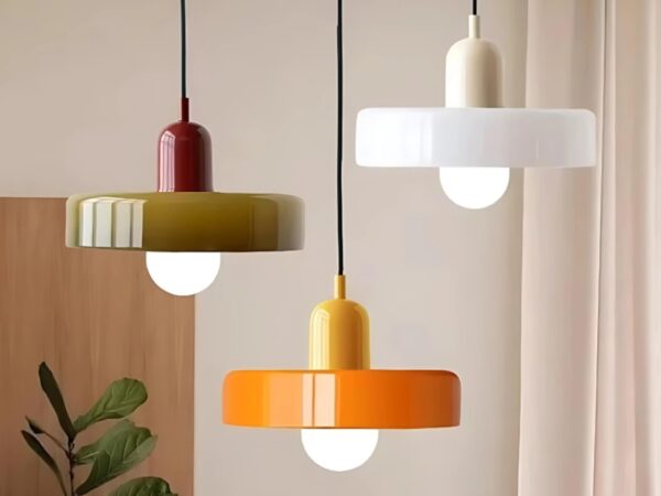 Lustre LED au style vintage, fabriqué en verre coloré, disponible en plusieurs teintes vives, parfait pour ajouter une touche rétro et élégante à votre intérieur.