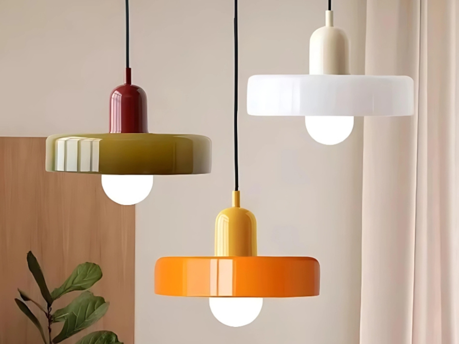Lustre LED au style vintage, fabriqué en verre coloré, disponible en plusieurs teintes vives, parfait pour ajouter une touche rétro et élégante à votre intérieur.