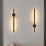 Applique murale LED rotative en métal noir Applique murale LED rotative en métal noir, offrant une lumière moderne et réglable pour un éclairage élégant et personnalisé.